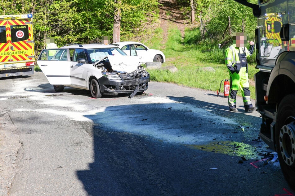 Auf der Grubenstraße krachten ein Skoda und ein Lkw frontal zusammen.