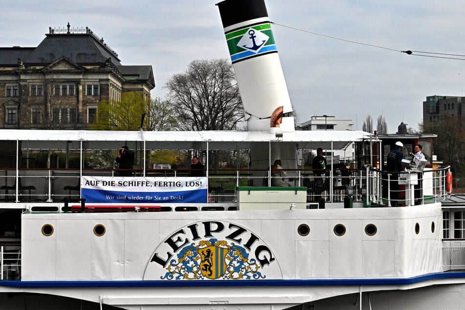 Natürlich fährt auch der PD "Leipzig" mit einem blauen Anker am Schornsteinring.