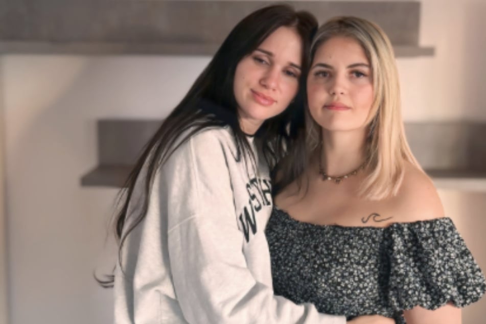 Vanessa (27, l.) und Ina (28) beteuern, dass es keinen Rosenkrieg geben wird und sie als Eltern für ihre Tochter da sein wollen.