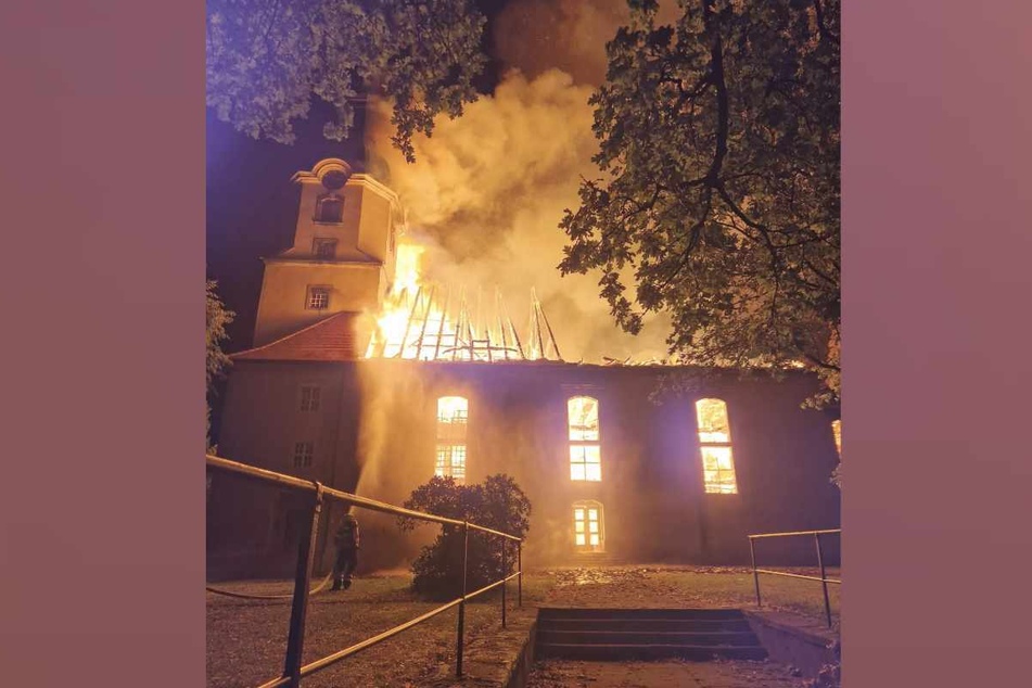 Mitten in der Nacht stand das Gotteshaus lichterloh in Flammen.