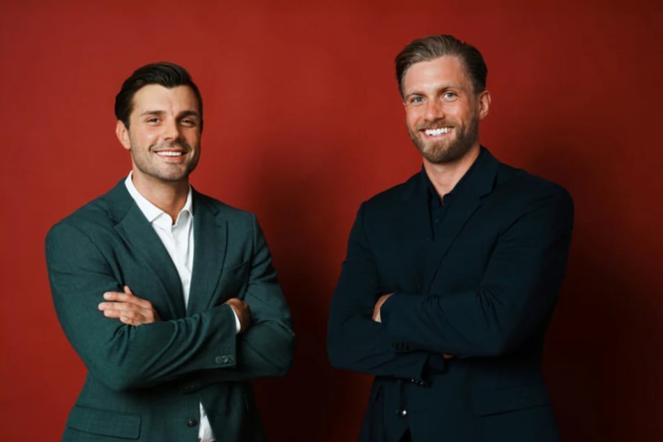 Zusammen mit Sebastian Paul (r.) geht Tim Reitz in der neuen Staffel von "Die Bachelors" auf große Liebes-Reise.