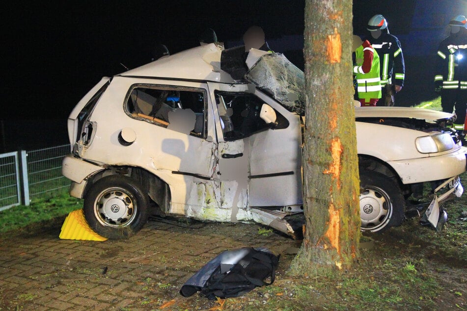 Nach Angaben der Polizei von Sonntag kam der Fahrer am Ortseingang Breitenbach aufgrund nicht der Witterung angepasster Geschwindigkeit, nach links von der Straße ab, krachte dann gegen einen Baum.