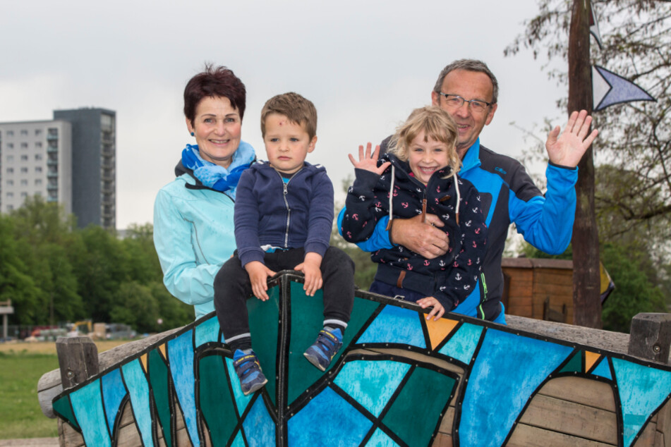 Andrea Hauswald (60) mit Ehemann Bernd (68) und ihren Enkeln Maja (6) und Toni (2). Groß und Klein freuen sich über die Wiedereröffnung.