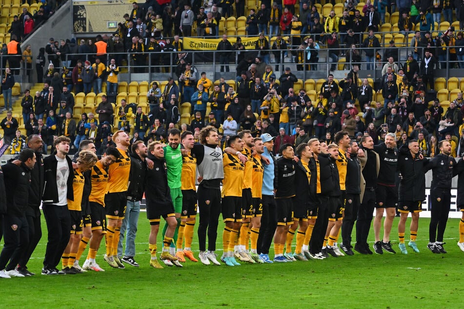 Gewohntes Bild nach Heimspielen: 47 Punkte konnten die Dynamos im Jahr 2023 im Rudolf-Harbig-Stadion mit ihren Fans feiern.