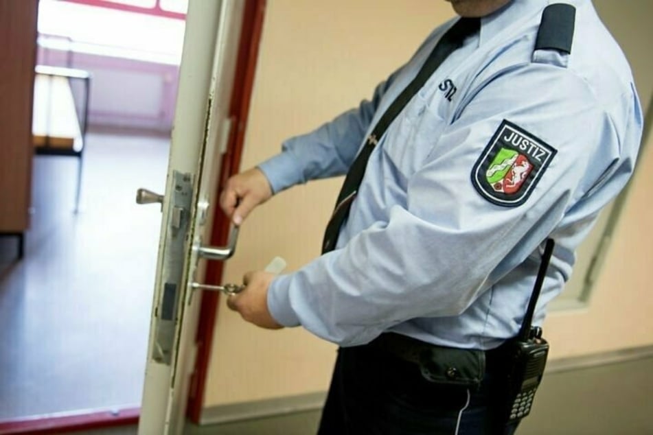 Nach dem ein Häftling hinter Gittern verhungert ist, hat das NRW-Justizministerium eine Stellungnahme veröffentlicht. (Symbolbild)