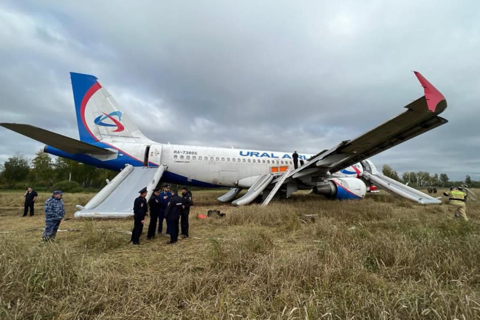 Der Airbus A320 der Ural Airlines setzte nach einem technischen Problem auf einem Feld mitten in Sibirien auf.