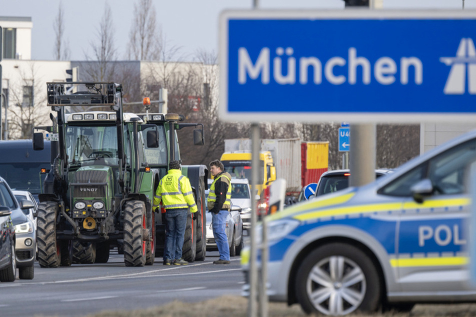 Landwirte blockieren eine Autobahnauffahrt bei München.