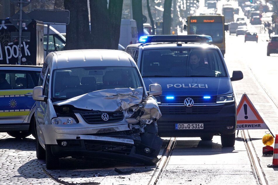 Die 44-jährige Fahrerin des VW Caddy krachte ihrem Vordermann ins Heck. Sie wurde leicht verletzt in ein Krankenhaus eingeliefert.