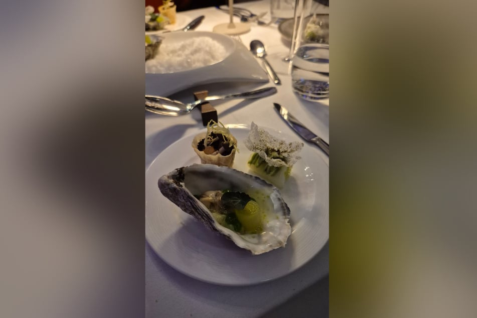 Eine Auster wird im "Stresa" nicht einfach so geschlürft, Küchenchef Tobias Heldt schärft gekonnt nach.