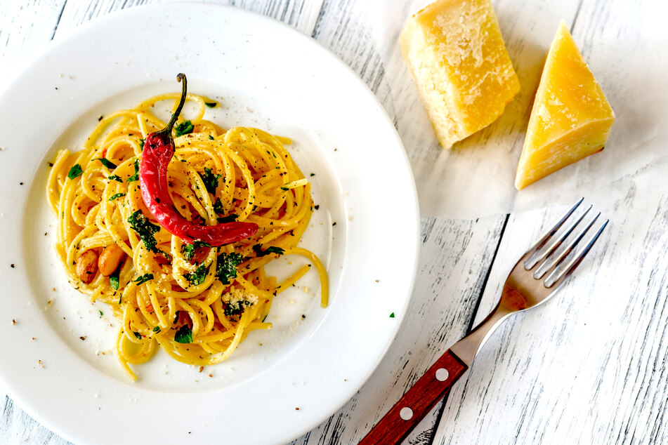 It's incredibly quick and easy to make spaghetti aglio e olio.