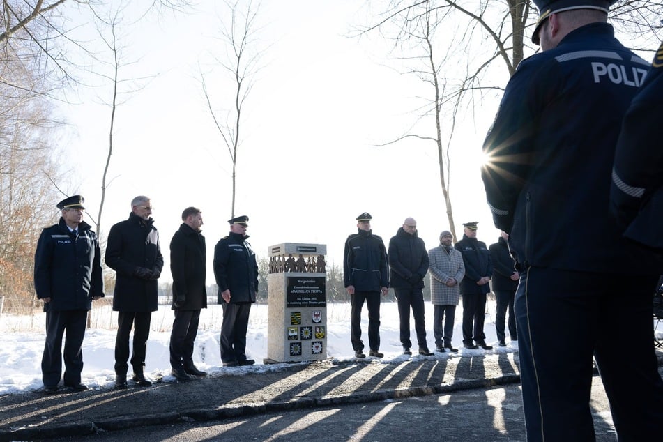 Politiker und Polizeiführungskräfte enthüllten den Gedenkstein an den verstorbenen Beamten.