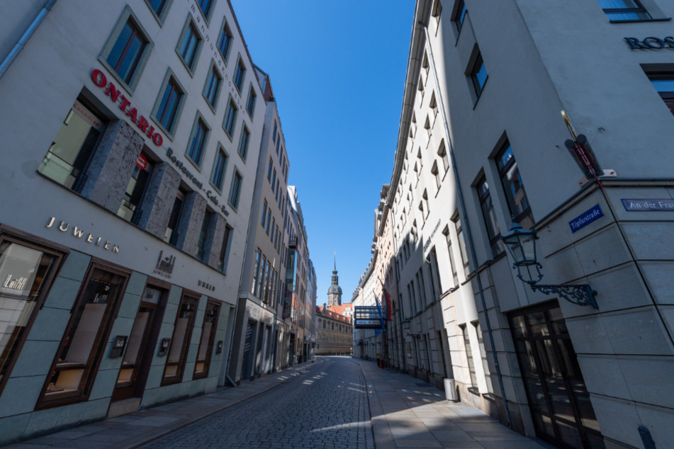 Dresden: Menschenleer ist die Töpferstraße zwischen dem Hotel Hilton (r) und der Einkaufspassage Quartier F, im Hintergrund ist der Hausmannsturm und der Fürstenzug zu sehen.