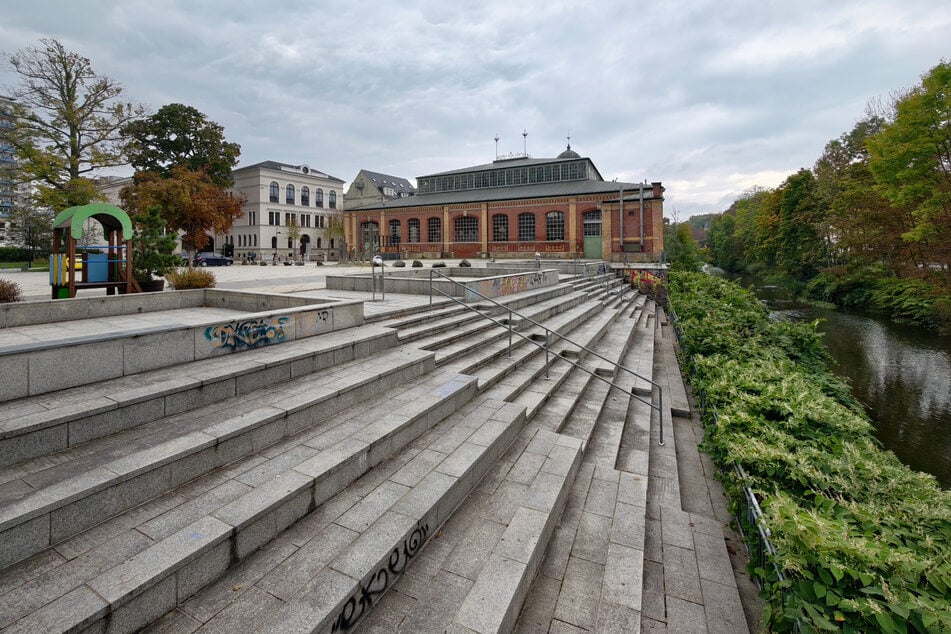 Der Seeberplatz hat durch seine Lage unmittelbar an der Chemnitz gerade im Sommer ideale Voraussetzungen für einen Treffpunkt in den Abendstunden.