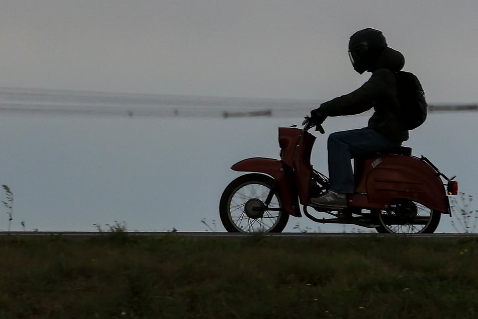 Der schwer verletzte Mopedfahrer wurde in ein Krankenhaus gebracht. (Symbolfoto)