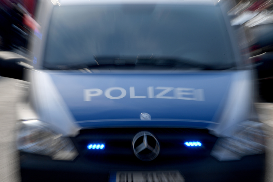Ein Polizeiwagen mit eingeschaltetem Blaulicht ist auf dem Weg zu einem Einsatz. (Symbolfoto)