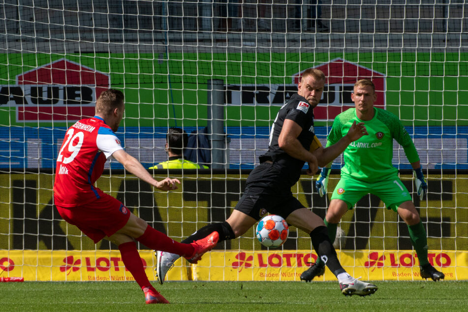 Tobias Mohr setzt sich prima durch und zieht den Ball an Sebastian Mai (schwarzes Trikot) und Kevin Broll vorbei ins Tor.