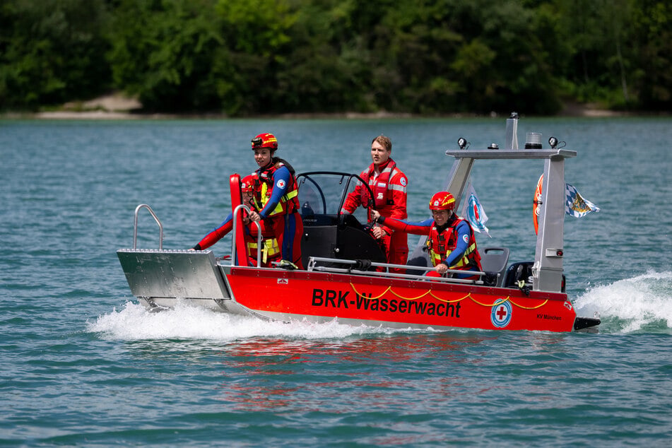 Die DLRG suchten den Mann sofort mit einem Boot. (Symbolfoto)