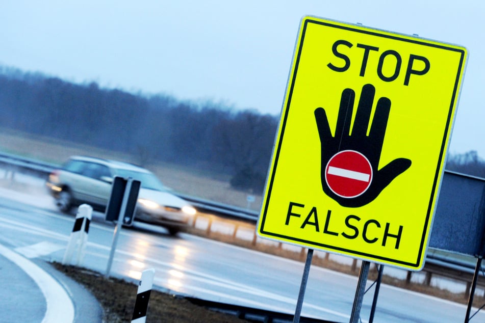 Ein Mann fuhr zunächst auf die A995 falsch auf und setzte seine Fahrt dann auf der A8 als "Geisterfahrer" fort. (Symbolfoto)