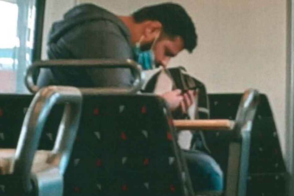 Die Polizei sucht diesen Mann. Er soll eine 18-Jährige sexuell belästigt haben.