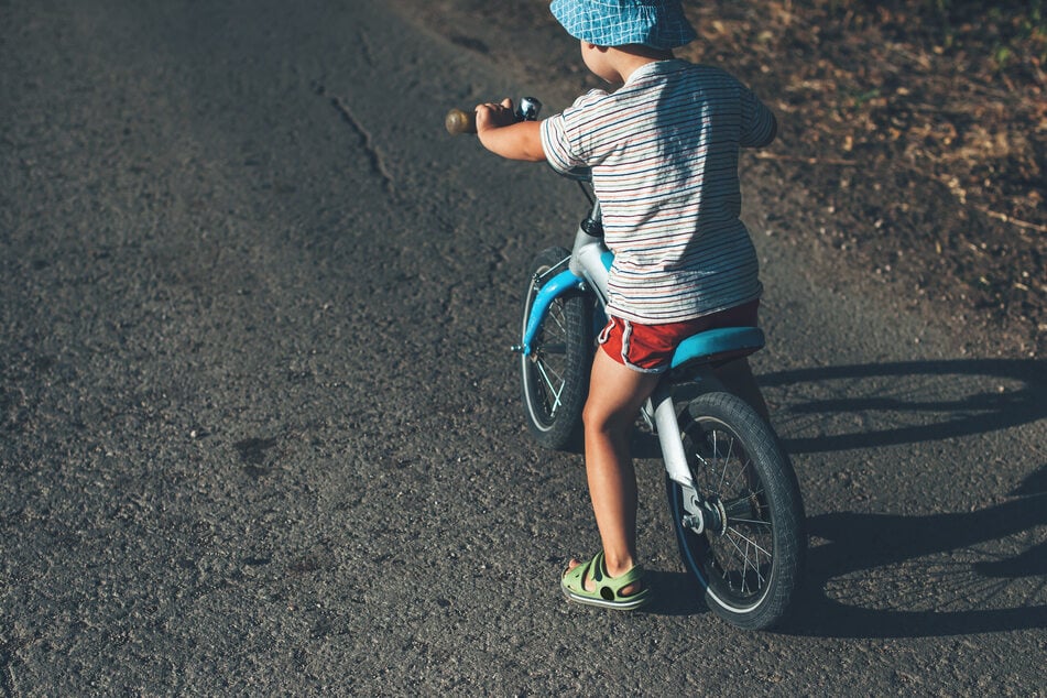 Ein fünfjähriges Kind auf einem Laufrad wurde bei einem Unfall schwer verletzt. (Symbolbild)