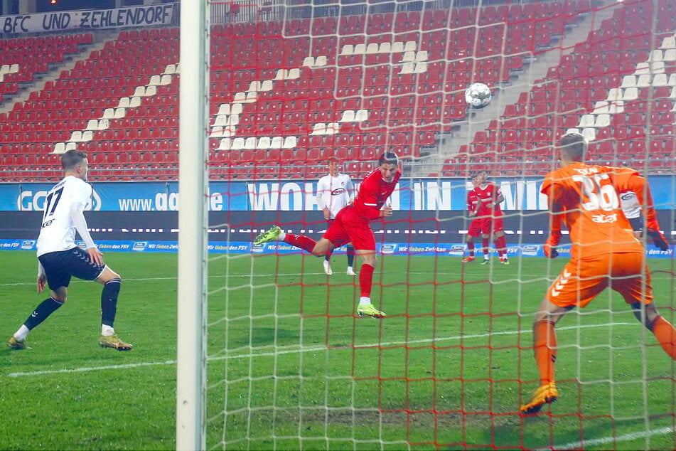 Veron Dobruna (24, M.) köpfte und traf zum 2:1-Sieg gegen Meuselwitz. Nach den Kritiken der vergangenen Wochen war das die richtige Antwort.