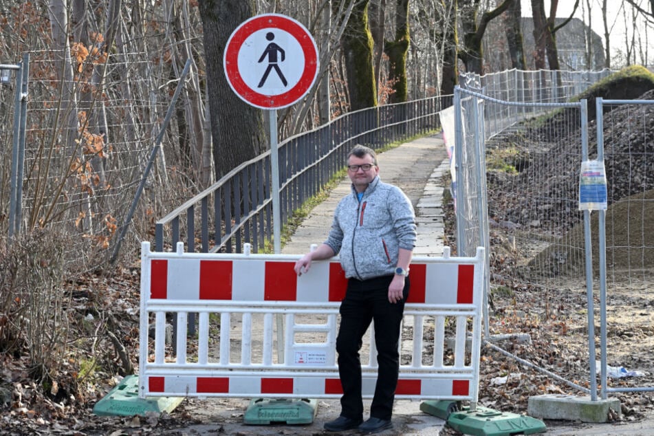 Anwohner Jens Haubold (56) am gesperrten Fußweg von der Paul-Jäkel-Straße.