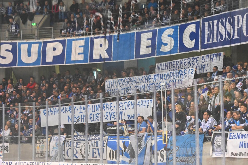 Beim Heimspiel gegen Kassel hat die Nordkurve kritische Plakate hochgehalten. Ihnen ist es alles zu kommerziell geworden.