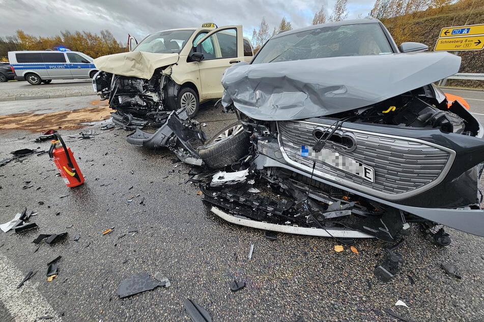 Audi-Fahrer übersieht Taxi: Straße nach Unfall voll gesperrt