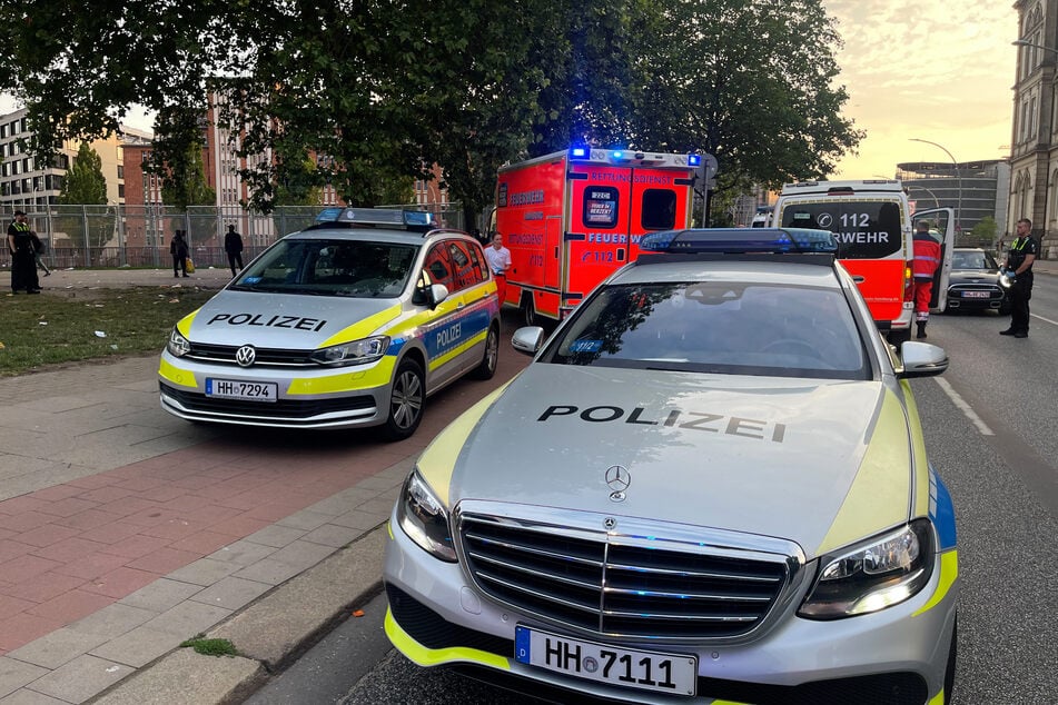 Polizei und Rettungskräfte versorgten das blutüberströmte Opfer in der Nähe des Hamburger Hauptbahnhofes.