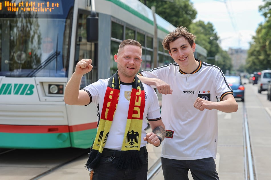 Mitarbeiter der Magdeburger Verkehrsbetriebe dürfen fortan an WM-Spieltagen Fußballtrikots tragen.