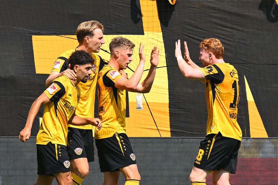 Dynamo jubelt nach dem ersten Heimdreier der Saison. Jonas Sterner (2.v.r.) erzielte den Treffer des Tages für die SGD:
