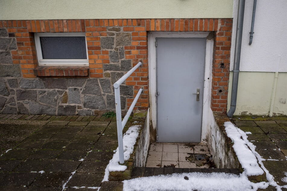 Durch dieses Kellerfenster zwängten sich die Einbrecher in den "Fuchsbau", wurden dort von einer Überwachungskamera gefilmt