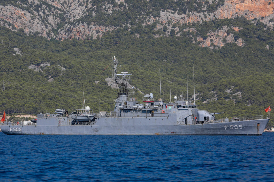 Ein Militärschiff der türkischen Marine liegt vor Anker in der Nähe des türkischen Forschungsschiffs "Oruc Reis" vor der Küste Antalyas im Mittelmeer.