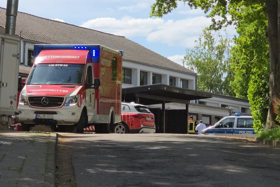 Der Feuerkünstler, welcher den Brand durch einen missglückten Trick verursacht haben soll, kam mit Verbrennungen zweiten Grades in eine Klinik.