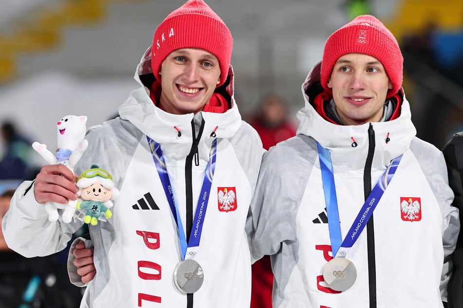 Kacper Tomasiak (19, r.) und Paweł Wąsek (26) freuen sich über Silber im Super-Team bei Olympia.
