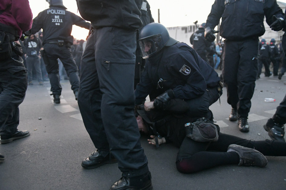 Polizisten und Teilnehmer der linksradikalen "Revolutionäre 1. Mai-Demonstration" in einer Auseinandersetzung. (Archivbild)