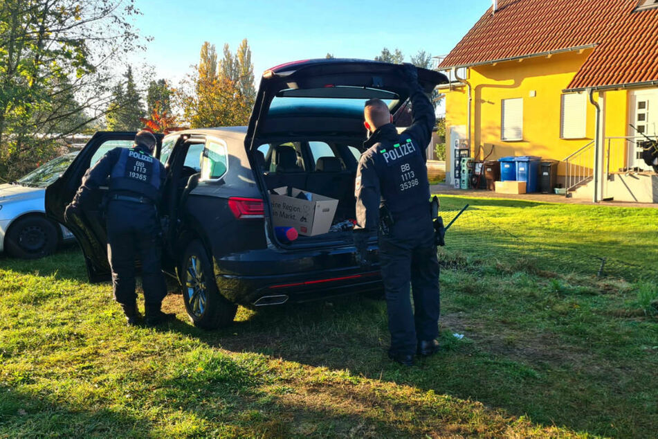 Polizisten durchsuchen das Grundstück eines führenden Rockers im brandenburgischen Werder.