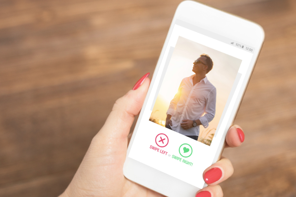 Frau findet Tinder auf dem Handy ihres Partners: Seine Erklärung überrascht sie