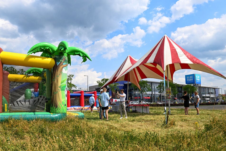 Der Mitmach-Zirkus samt Hüpfburgen-Paradies ist nahe dem Elbepark zu finden.