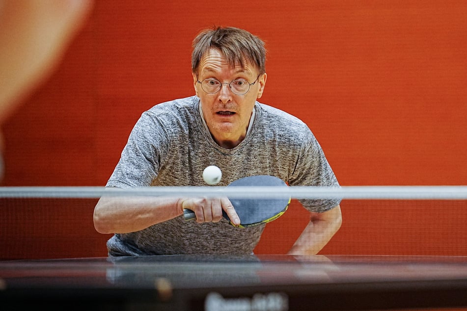 Karl Lauterbach, damals Bundesminister für Gesundheit, spielt gern Tischtennis.