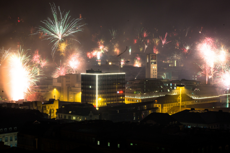 Bilder von Neujahr 2019: Menschen schießen Silvesterraketen in den Stuttgarter Nachthimmel.