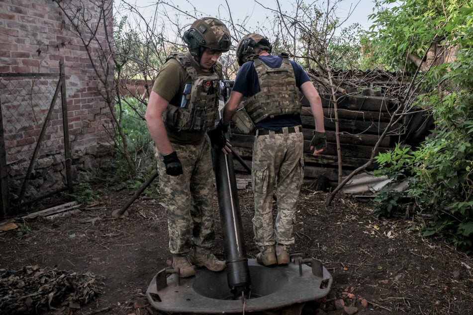 Auf diesem vom Pressedienst der 24. Mechanisierten Brigade zur Verfügung gestellten Foto bereiten sich ukrainische Soldaten auf den Abschuss eines 120-mm-Mörsers auf eine russische Stellung an der Frontlinie an einem nicht genannten Ort in der Region Donezk vor.