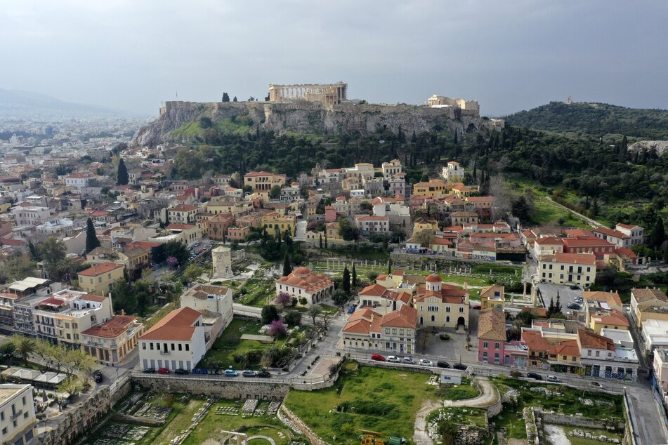 Der Parthenon-Tempel ist auf der Akropolis im verlassenen Touristenviertel Plaka zu sehen. (Archivbild)