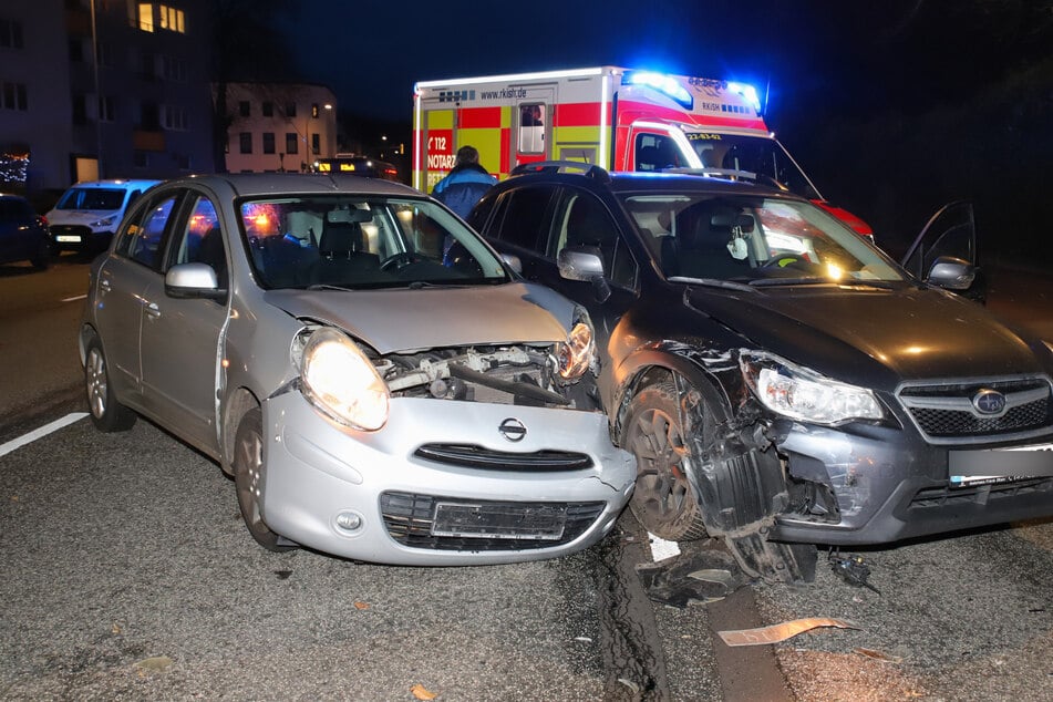 Bei einem Crash zwischen zwei Autos wurde eine 55-Jährige lebensgefährlich am Kopf verletzt.