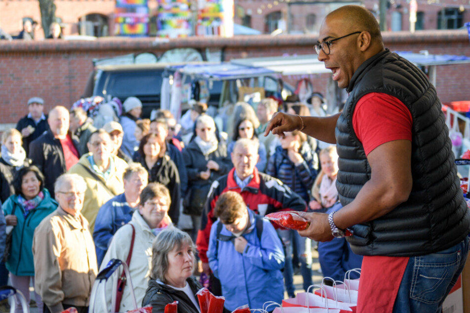 Der Marktschreier "Nudel-Olli" preist auf dem Hamburger Fischmarkt seine Waren an. (Archivbild)