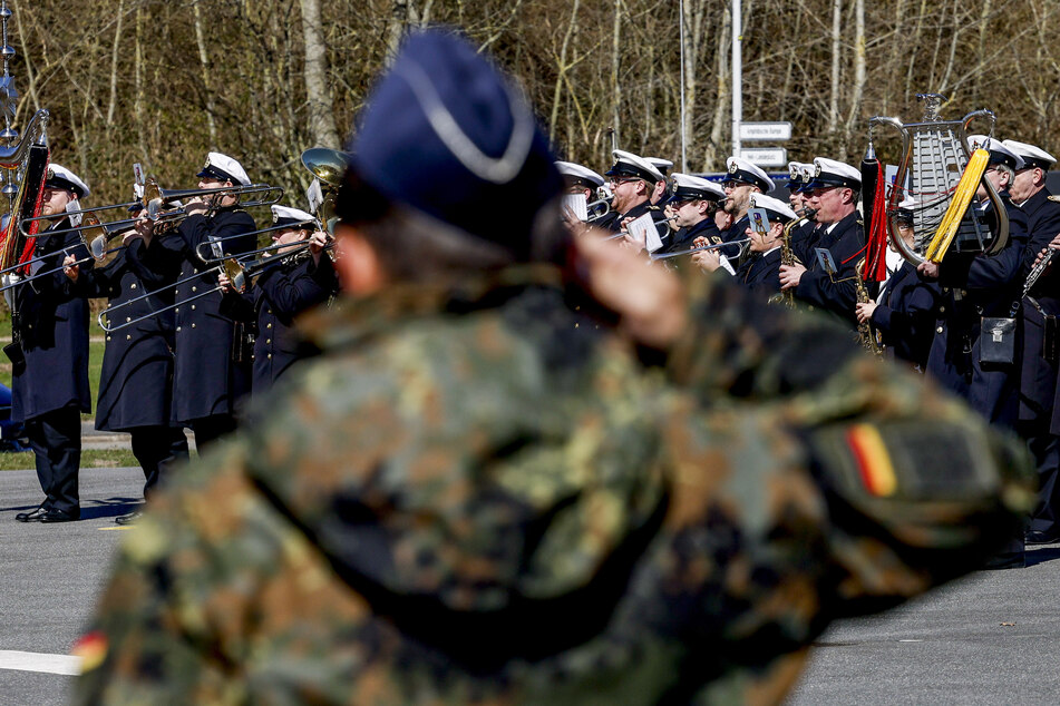 Ein Soldat salutiert im Marinestützpunkt Eckernförde beim Rückkehrappell für den Ausbildungseinsatz "Gazelle“.