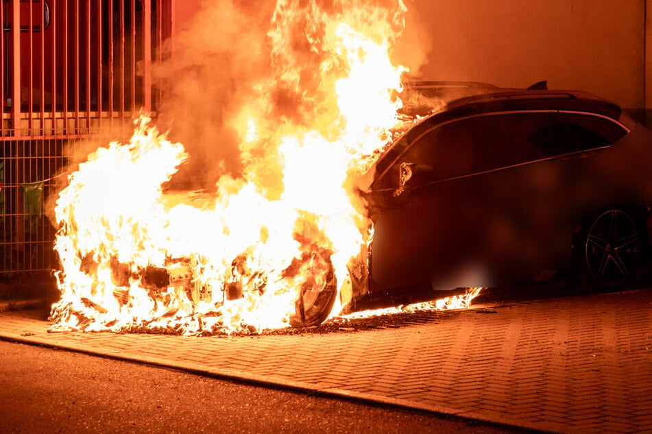 Als die Feuerwehr eintraf, stand der Motorraum bereits voll in Flammen.