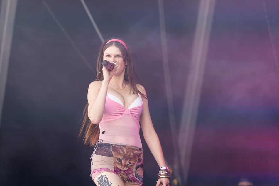In ihrem neuen Song "Fußballmänner" thematisiert Ikkimel (29) Klischees aus dem Sport.