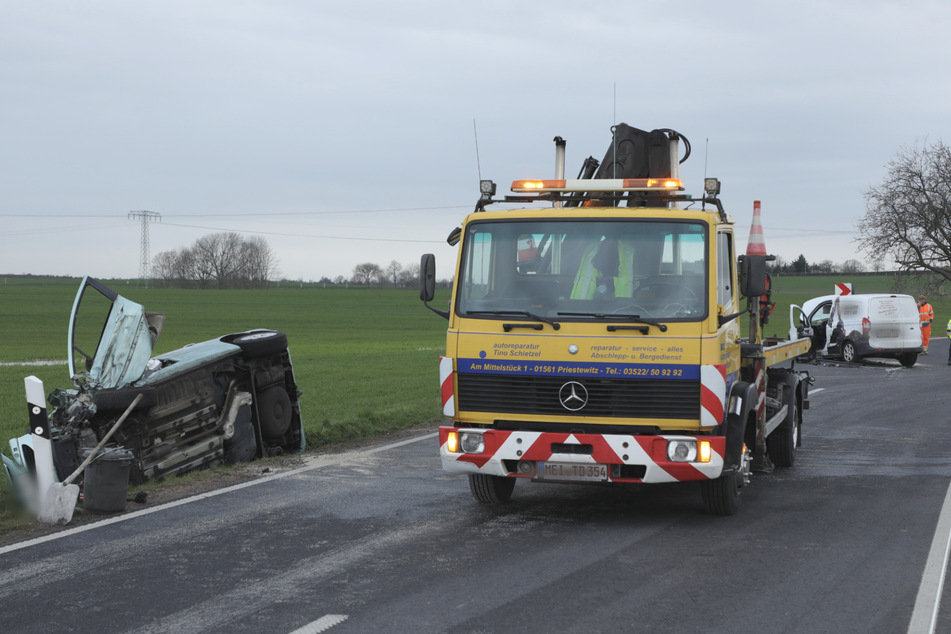Ein Ford-Fahrer (60) wollte einen Laster auf der S81 überholen und kollidierte mit einem entgegenkommenden Peugeot, der daraufhin im Straßengraben landete.