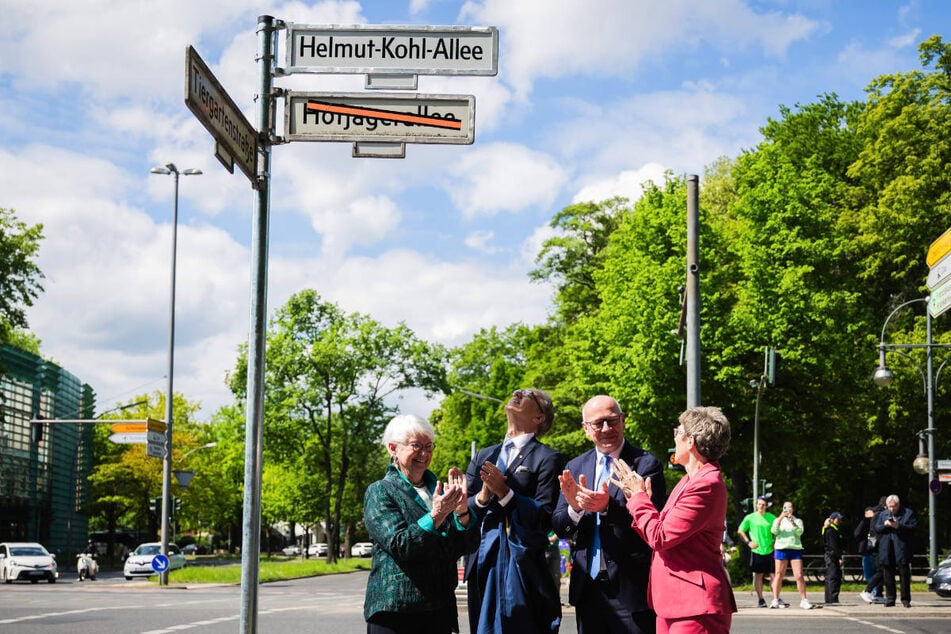 Gerda Hasselfeldt (75, CSU, v.l.n.r.), Mittes stellvertretender Bezirksbürgermeister Carsten Spallek (55), der Regierende Bürgermeister Kai Wegner (53, beide CDU) und Annegret Kramp-Karrenbauer (63) bei der feierlichen Enthüllung des Straßenschilds.